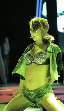 DoYou Showing her Underboob on stage