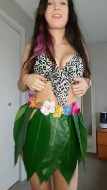 wild jungle woman titty reveal :p