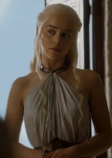Emilia Clarke's seductive gaze in 'Game of Thrones'