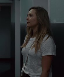 Elizabeth Olsen purse strap plot from Kodachrome (2017)