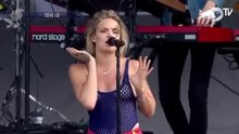 Tove Lo showing plot at a concert