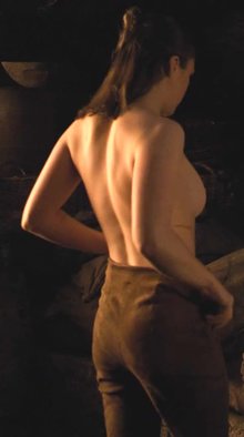 Maisie Williams - Game of Thrones (cropped)