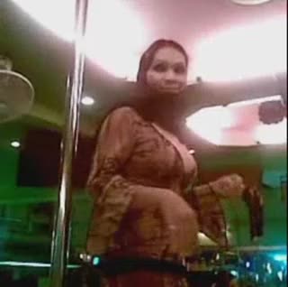Dubai Club Girlfriend Porn - Hijabi arab shows ass and boobs in a dubai club â€“ Porn GIF | VideoMonstr.com