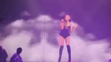 Ariana Grande shakes it