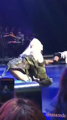 CL (from 2NE1) humping on stage
