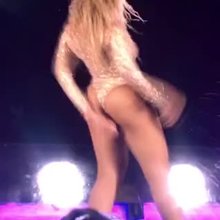 Beyoncé shaking her ass